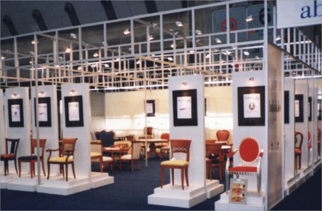 1999 In the lead of General Manager Li Weiliang to took part in the Furniture Fair world wide .